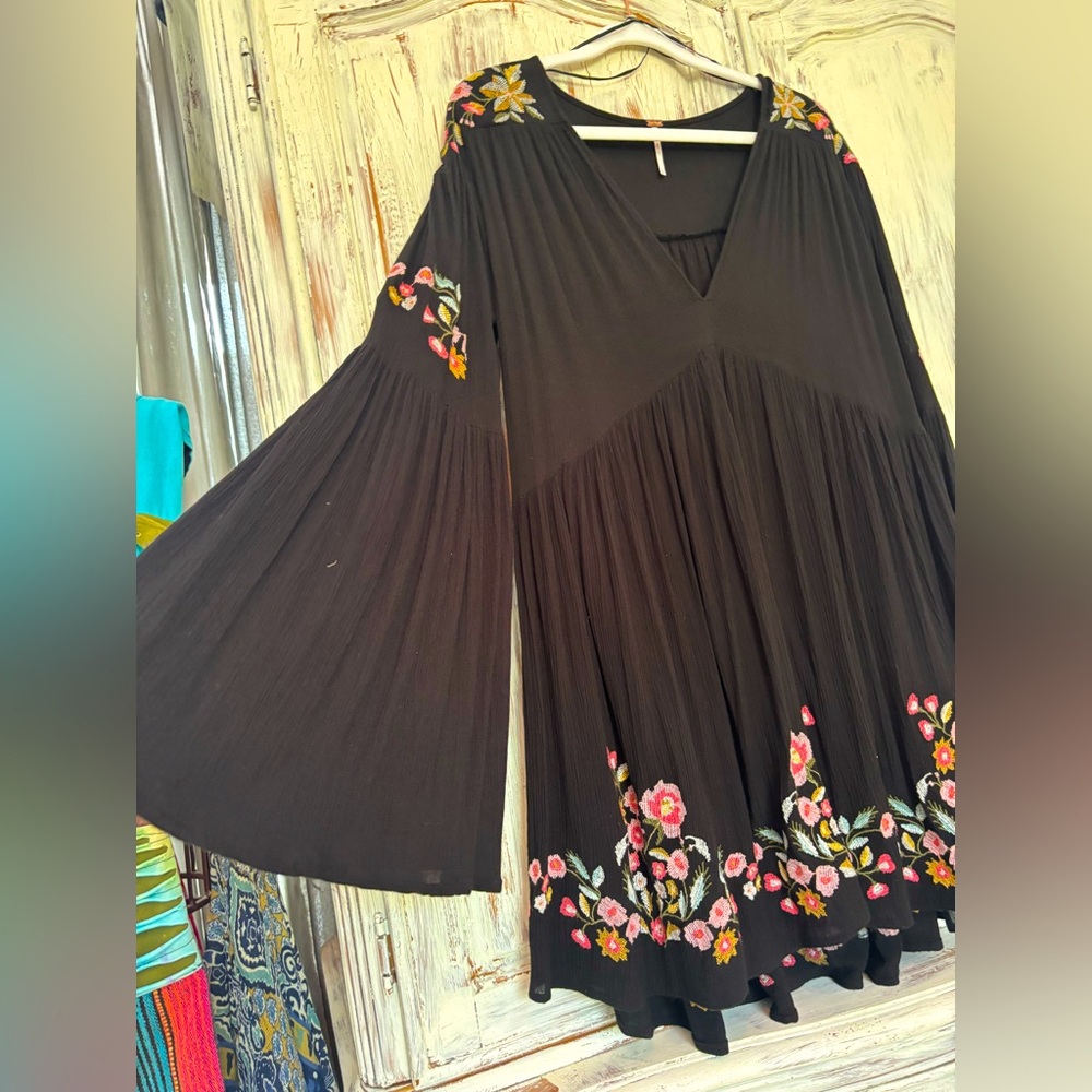 FREE PEOPLE Black Floral Embroidered Baby doll Dress💗🧡❤️
